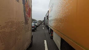 Kamioni sporo prelaze granicu